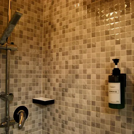 فندق Albergoteatro لا سبيتسْيا